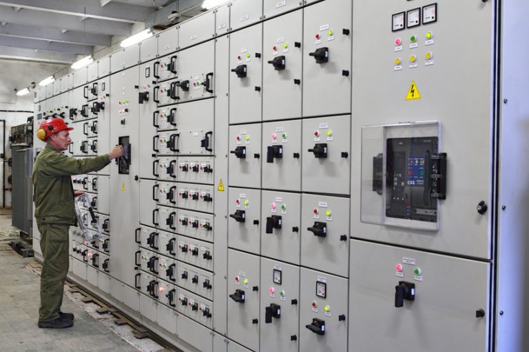 Maîtriser les enjeux de sécurité et de performance de vos installations électriques industrielles : que faire ? Maîtriser les enjeux de sécurité et de performance de vos installations électriques industrielles : que faire ?